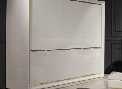 Wardrobe Modern Comfortable in White with luxurious storage space